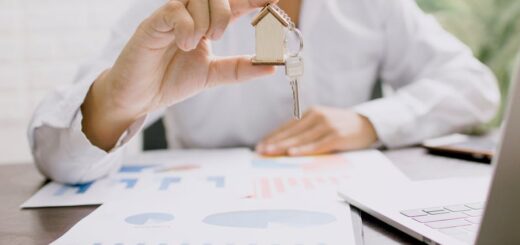 Gouvernement renversé : faut-il acheter, attendre ou renégocier ? Mon plan d’action immo 2025